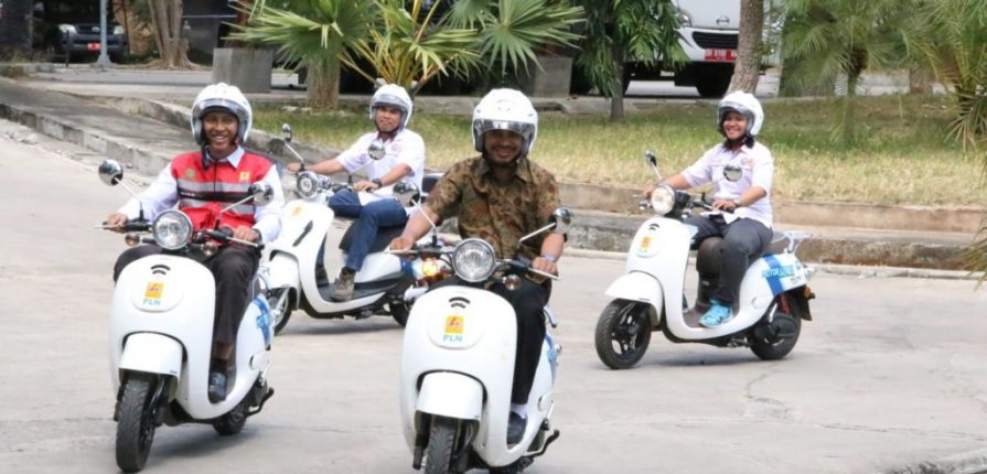 Warek III Undana, Dr.Siprianus Suban Garak saat tes drive motor listrik di halaman rektorat Undana.