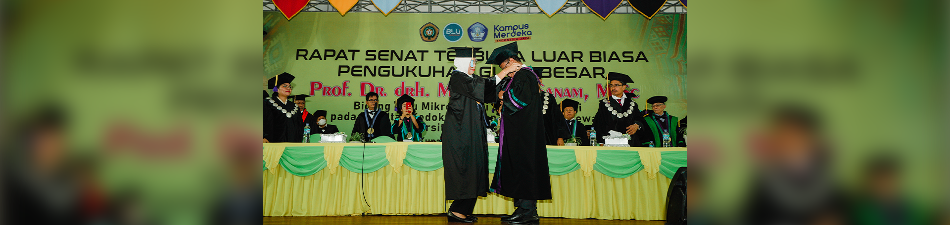 Prof. Maxs Sanam saat membaca buku yang ia tulis